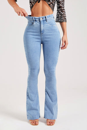 Calça Jeans Modeladora Revolucionária Flare Clara Cós Super Alto Barra Corte a Laser
