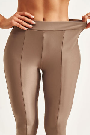 Calça Modeladora Glam Flare Cós Alto Fendi