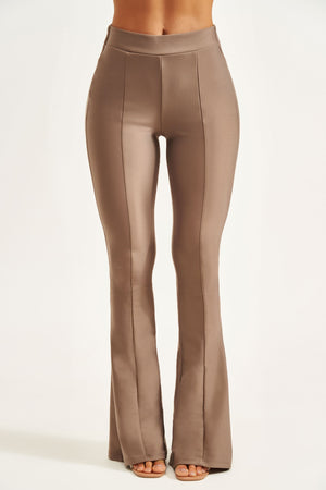 Calça Modeladora Glam Flare Cós Alto Fendi