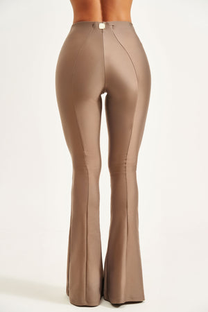 Calça Modeladora Glam Flare Cós Alto Fendi