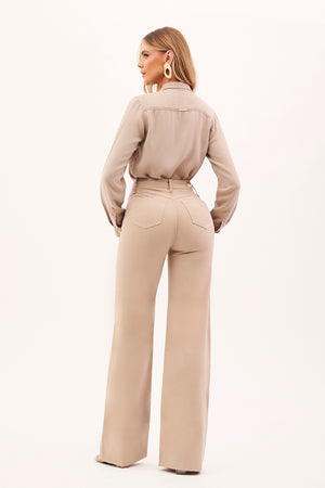 Calça Jeans Modeladora Wide Leg Cós Super Alto Barra Corte a Laser Nude