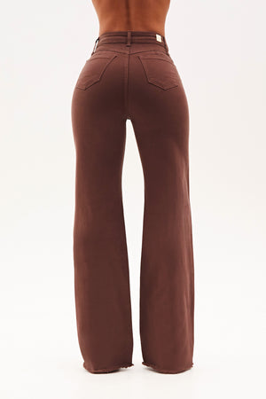 Calça Jeans Modeladora Wide Leg Cós Super Alto com Barra Desfiada Coffee