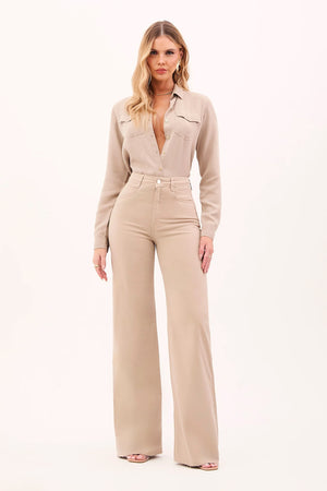 Calça Jeans Modeladora Wide Leg Cós Super Alto Barra Corte a Laser Nude