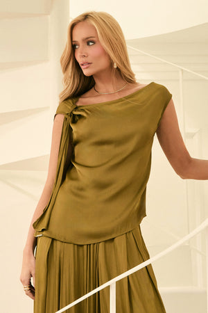 Blusa Acetinada Decote Assimétrico Essence Verde