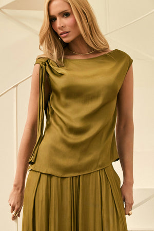 Blusa Acetinada Decote Assimétrico Essence Verde