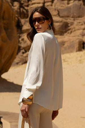 Camisa Feminina Acetinada Laço Gola Off White