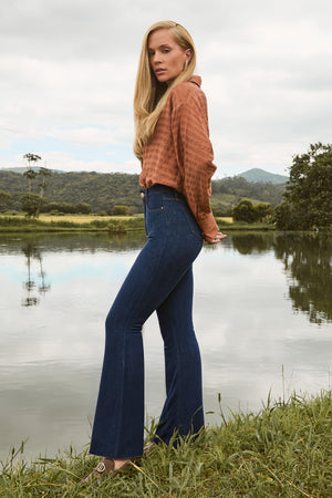 Calça Jeans Flare Modeladora Revolucionária Cintura Super Alta Barra Corte a Laser Escura