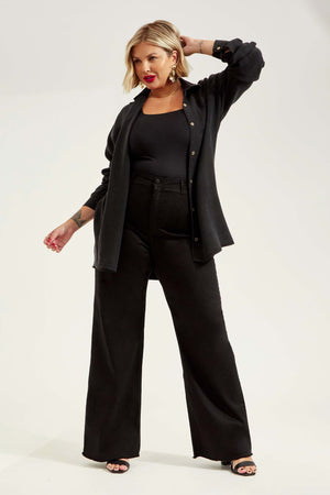Calça Jeans Wide Leg Preta Cintura Super Alta Barra Corte a Laser Preto Intenso