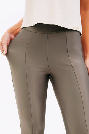 Calça Flare Modeladora Glam Cós Alto Fendi QUE NÃO AMASSA