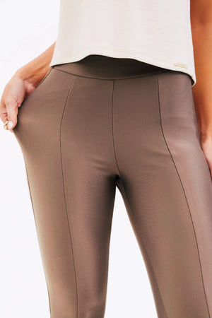 Calça Flare Modeladora Glam Cós Alto Fendi QUE NÃO AMASSA