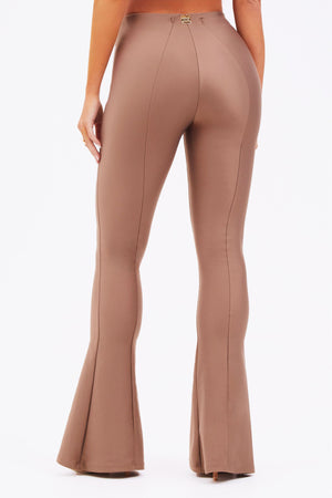 Calça Flare Modeladora Glam Cós Alto Fendi