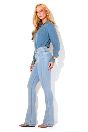 Calça Jeans Boot Cut Modeladora Inesquecível Cintura Média Clara