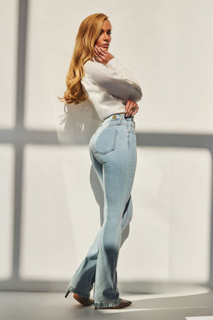 Calça Jeans Boot Cut Modeladora Inesquecível Cintura Média Clara
