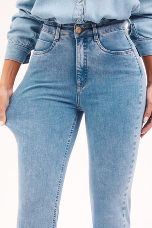 Calça Jeans Reta Modeladora Revolucionária Cós Super Alto Barra Corte a Laser Clara