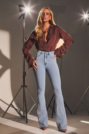 Calça Jeans Flare Modeladora Revolucionária Cintura Super Alta Barra Corte a Laser Clara