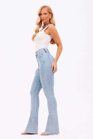 Calça Jeans Flare Modeladora Revolucionária Cós Super Alto Barra Corte a Laser Clara