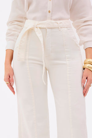 Calça Jeans de Rica Estilo Alfaiataria Tecnológica Wide Leg Cós Super Alto Off White