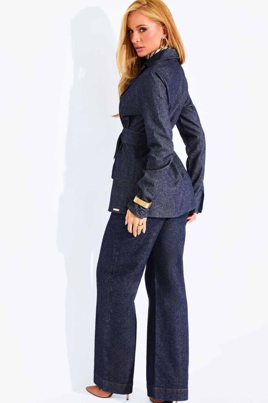 Calça wide leg alfaiataria jeans escuro — vista lateral, corte elegante e sofisticado