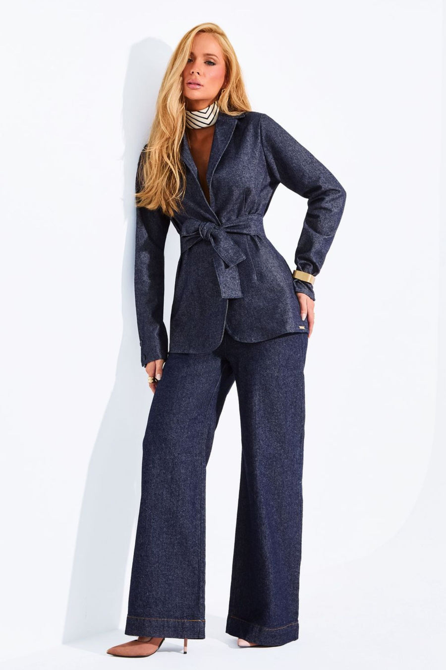 Calça wide leg alfaiataria jeans escuro feminina Modab — vista frontal, cós sem botão aparente