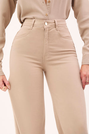 Calça Jeans Modeladora Wide Leg Cós Super Alto Barra Corte a Laser Nude