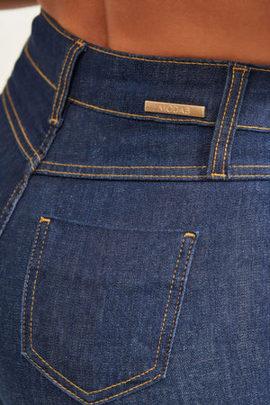 Calça Jeans Reta Ultra Modeladora Cós Alto Barra Corte a Laser