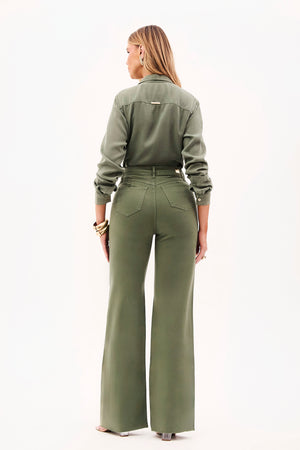 Calça Jeans Modeladora Wide Leg Cós Super Alto Barra Desfiada Verde