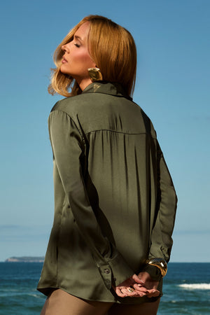 Camisa Feminina Acetinada Manga Longa Verde Petróleo