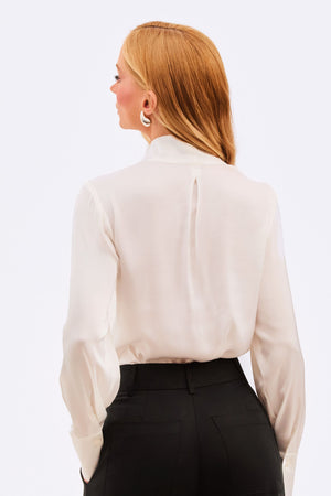 Camisa Feminina Acetinada Laço Gola Off White