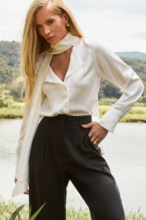 Camisa Feminina Acetinada Laço Gola Off White