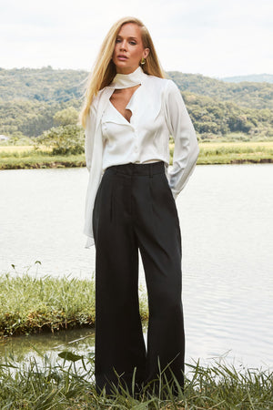 Camisa Feminina Acetinada Laço Gola Off White