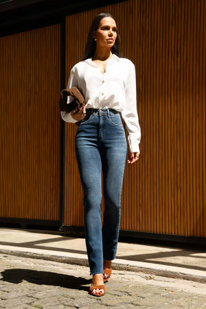 Calça Jeans Modeladora Essencial Reta Cós Super Alto Barra Corte a Laser