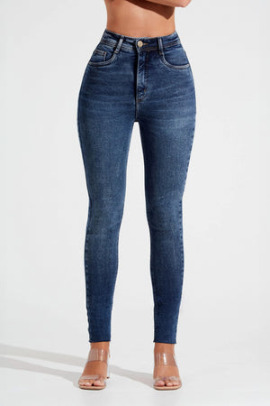Calça Jeans Modeladora Essencial Skinny Cós Super Alto Barra Corte a Laser