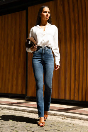 Calça Jeans Modeladora Essencial Reta Cós Super Alto Barra Corte a Laser