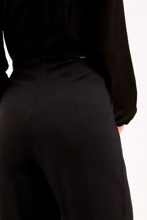 Macacão de Viscose Acetinada Essence Preto