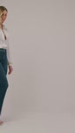 Stories de Calça Jeans Modeladora Essencial Reta Cós Super Alto Barra Corte a Laser