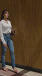 Stories de Calça Jeans Modeladora Essencial Reta Cós Super Alto Barra Corte a Laser